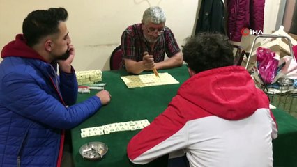 Okey taşlarını boyayarak geçimini sağlıyor