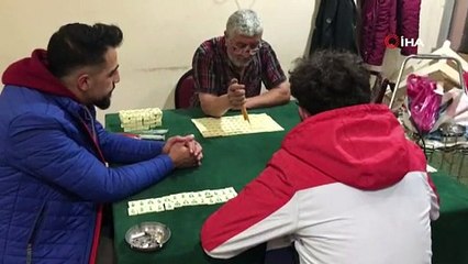 Okey taşlarını boyayarak geçimini sağlıyor