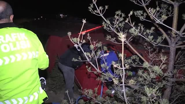 Devrilen tırda sıkışan sürücüyü AFAD ekibi kurtardı