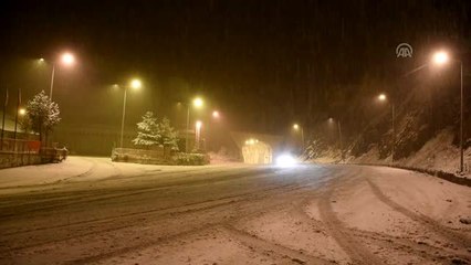 Zigana Dağı'nda kar yağışı etkili oluyor