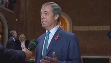 Farage amenaza a Johnson con robarle votos si no promueve un "brexit" duro