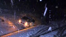 Erzincan-Sivas kara yolunda ulaşım kar ve tipi nedeniyle güçlükle sağlanıyor