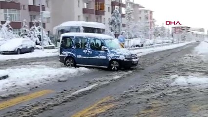 Erzurum'da kar yağışı etkili oldu şehir merkezi beyeza büründü