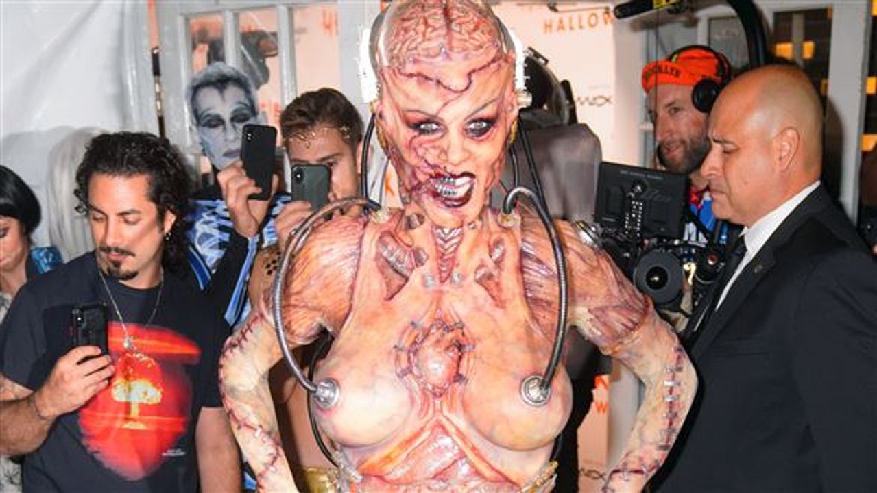 Welcher Promi versteckt sich hinter diesem Kostüm?