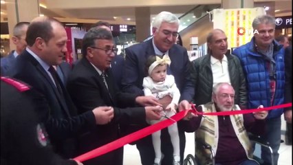 Gazeteci-Yazar Vedat Refayeli'nin, ikinci kişisel karikatür sergisinin açılışını 1.5 yaşındaki torunu yaptı