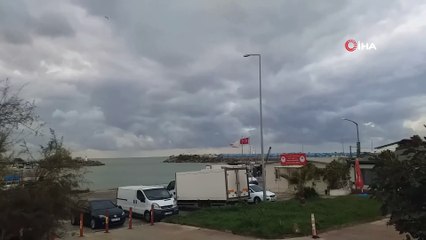 Karadeniz kabardı, dalgalar sahili kapladı