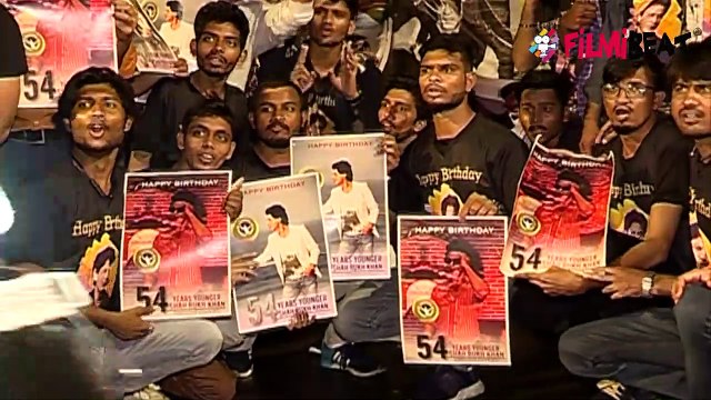 Shahrukh Khan gets gifts from fans in Midnight on birthday at Mannat; Watch video | FilmiBeat