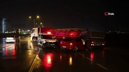 Sivas'taTrafik Kazası, Otomobil Tırın Altına Girdi; 4 Yaralı