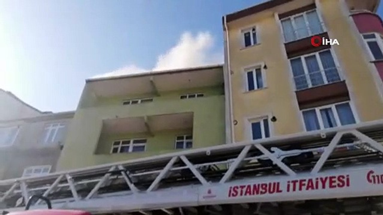 Esenyurt'ta 3 katlı binanın çatı katında yangın çıktı