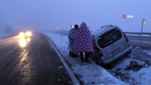 Erzincan'da kar ulaşımda aksamalara neden oldu..Vatandaşlar battaniyelere sarıldı