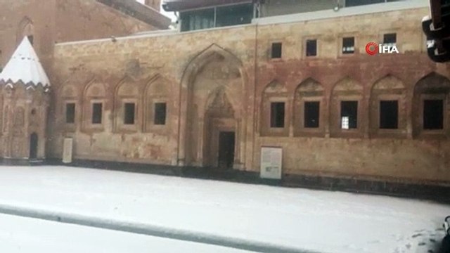 Tarihi İshak Paşa Sarayı beyaza büründü