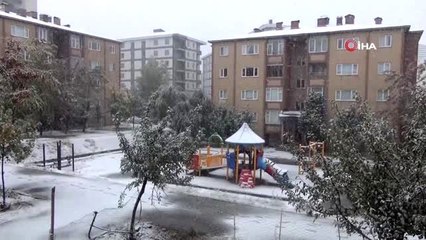 Bitlis'e mevsimin ilk karı yağdı