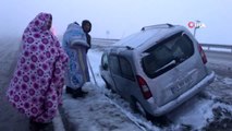 Erzincan'da kar ulaşımda aksamalara neden oldu..Vatandaşlar battaniyelere sarıldı