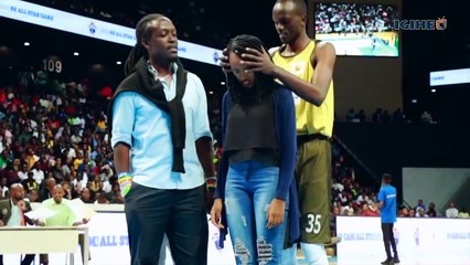 Umukinnyi wa Espoir BBC yambitse impeta umukunzi we imbere y’imbaga muri Kigali Arena