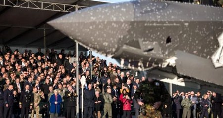 Hollanda'da F-35 savaş uçağının karşılamasında köpük sıkılınca renkli görüntüler ortaya çıktı