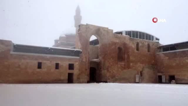 Tarihi İshak Paşa Sarayı beyaza büründü