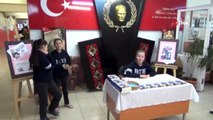 12 yaşında ilk romanını yazdı..Okul koridorlarında imza günü düzenledi