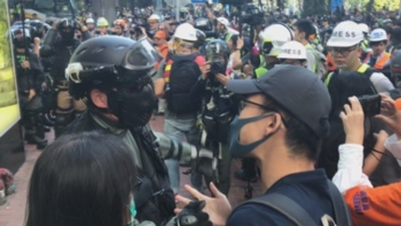 Policía prohíbe dos marchas autorizadas en Hong Kong tras enfrentamientos