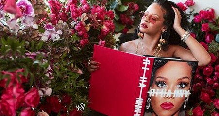 Güzel şarkıcı Rihanna'dan iç çamaşırlı nefes kesen poz!