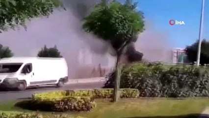 Sancaktepe'de bir minibüs yol üzerinde alev alev yandı. İtfaiyenin yangına müdahalesi sürüyor.