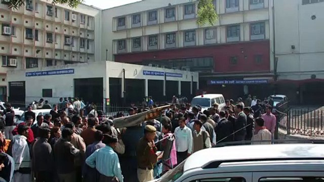 દિલ્હીની તીસ હજારી કોર્ટમાં પાર્કિંગ મુદ્દે પોલીસ-વકીલો વચ્ચે હિંસક લડાઈ