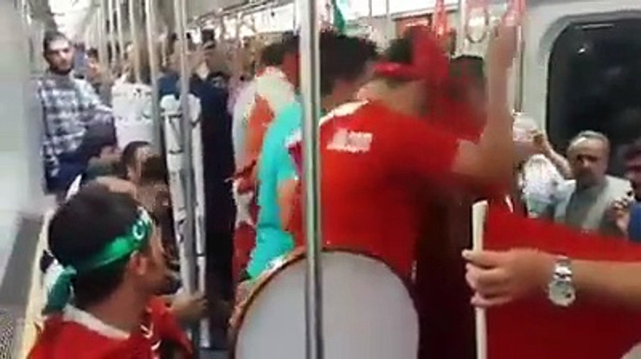 Metroda zikirli ilahi okudular