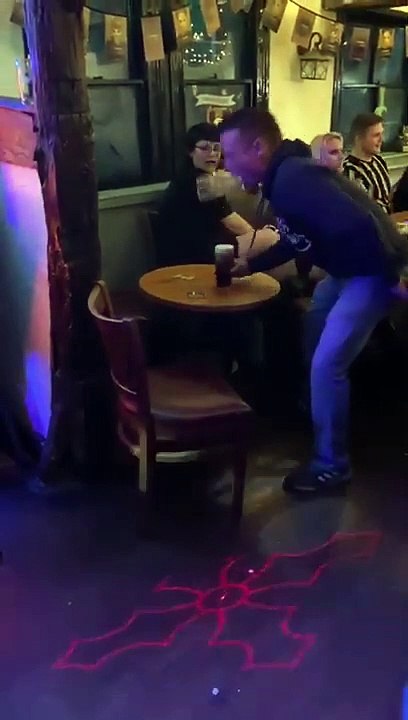 Drôle de façon de boire sa pinte de bière !