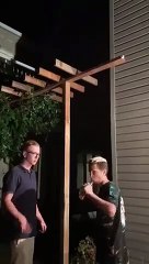 Il décapsule sa bière sur la charpente de la terrasse !