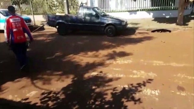 Cansados de esperar por ação da Prefeitura, moradores desentopem bueiro no Loteamento Santa Fé