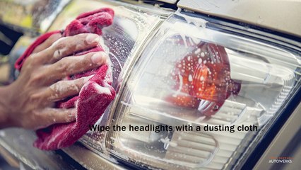How to Clean the Headlights of the Car