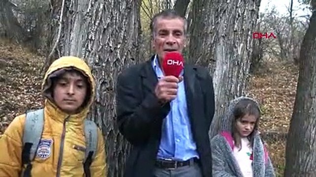 Dağları aşıp, sulardan geçerek çocuklarını servise ulaştırıyor