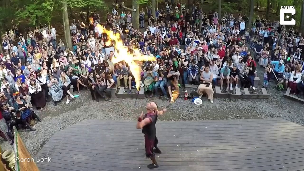 Jongler avec des fouets en feu !