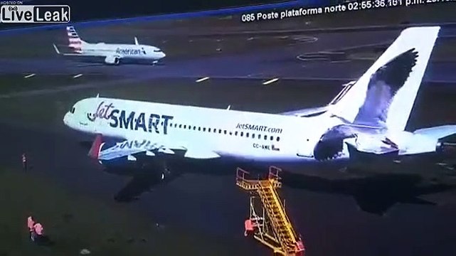 Cet avion déploie le toboggan de secours à l'aéroport !