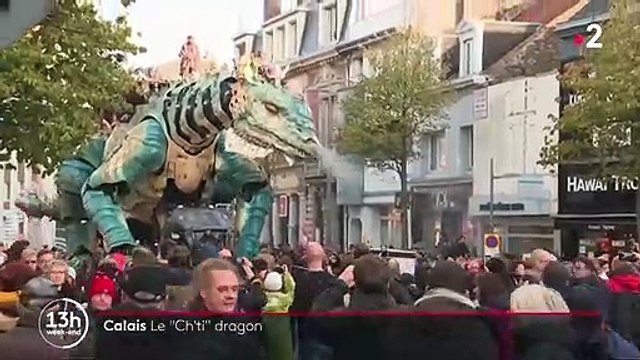 Calais : un dragon géant déambule dans les rues pour la Toussaint