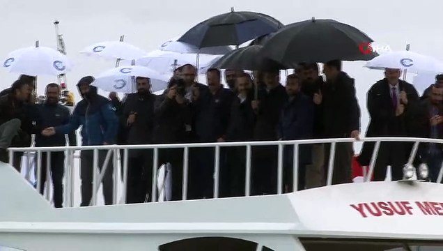 Şahika Ercümen yağmurlu havada Van Gölü’ne daldı