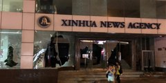 Manifestantes atacan e incendian un edificio de la agencia de noticias china Xinhua en Hong Kong