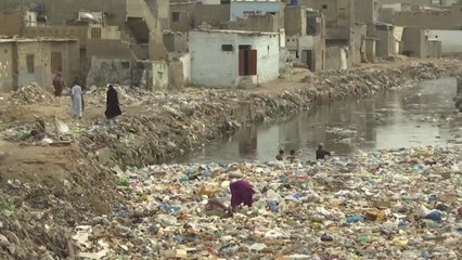 강물 플라스틱 쓰레기 청소선...해양오염 지킴이 / YTN