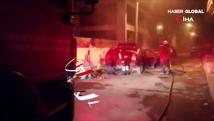 Yanan araçtaki eşyalarını kurtarmaya çalıştı