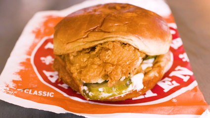 Скачать видео: Popeyes' famous chicken sandwich is now back 'for good' — so we compared it to 5 other fast-food fried-chicken sandwiches