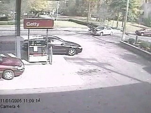 Cette moto percute la voiture grièvement