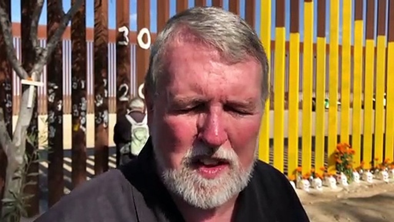 Calaveras del Día de Muertos decoran el muro fronterizo entre México y Estados Unidos