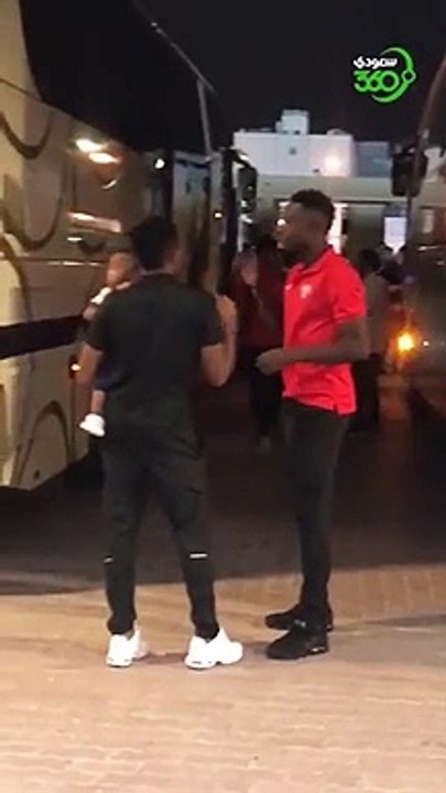 خاص احمد موسى لاعب النصر في حديث جانبي بعد نهاية لقاء النصر أبها مع مواطنه النيجيري ولاعب ابها روبن غابرييل @Ahmedmusa718