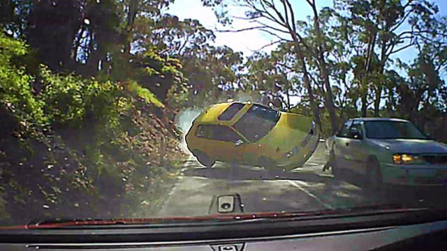 Un chauffard double sans visibilité et provoque une violente collision frontale