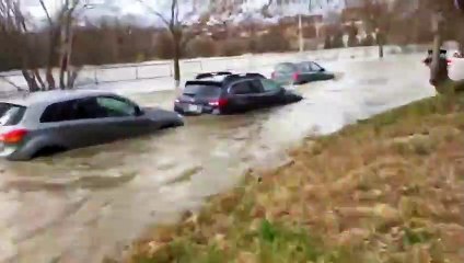 Ce fou décide de rouler dans 1m d'eau avec sa voiture ! Inondations