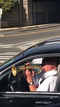 Patriote, il joue un hymne militaire à la trompette au feu rouge !