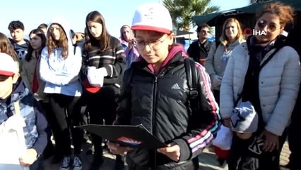 Burhaniye'de öğrenciler sahil temizliği yaptı