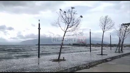 Report TV -Anulohet udhëtimi i tragetit të linjes Vlorë  Brindisi, shkak moti dhe dallgët e forta