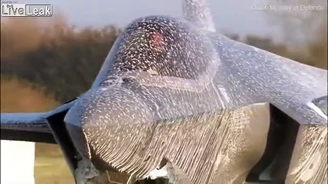 Cet avion de chasse est aspergé de mousse à son atterrissage !