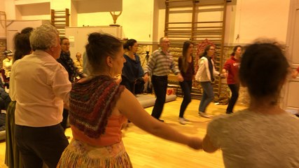Ils entrent dans la danse du répertoire traditionnel