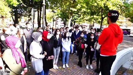 Üniversite öğrencileri, lösemili çocuklar için maskeye yazdıkları umut sözlerini ağaca astı